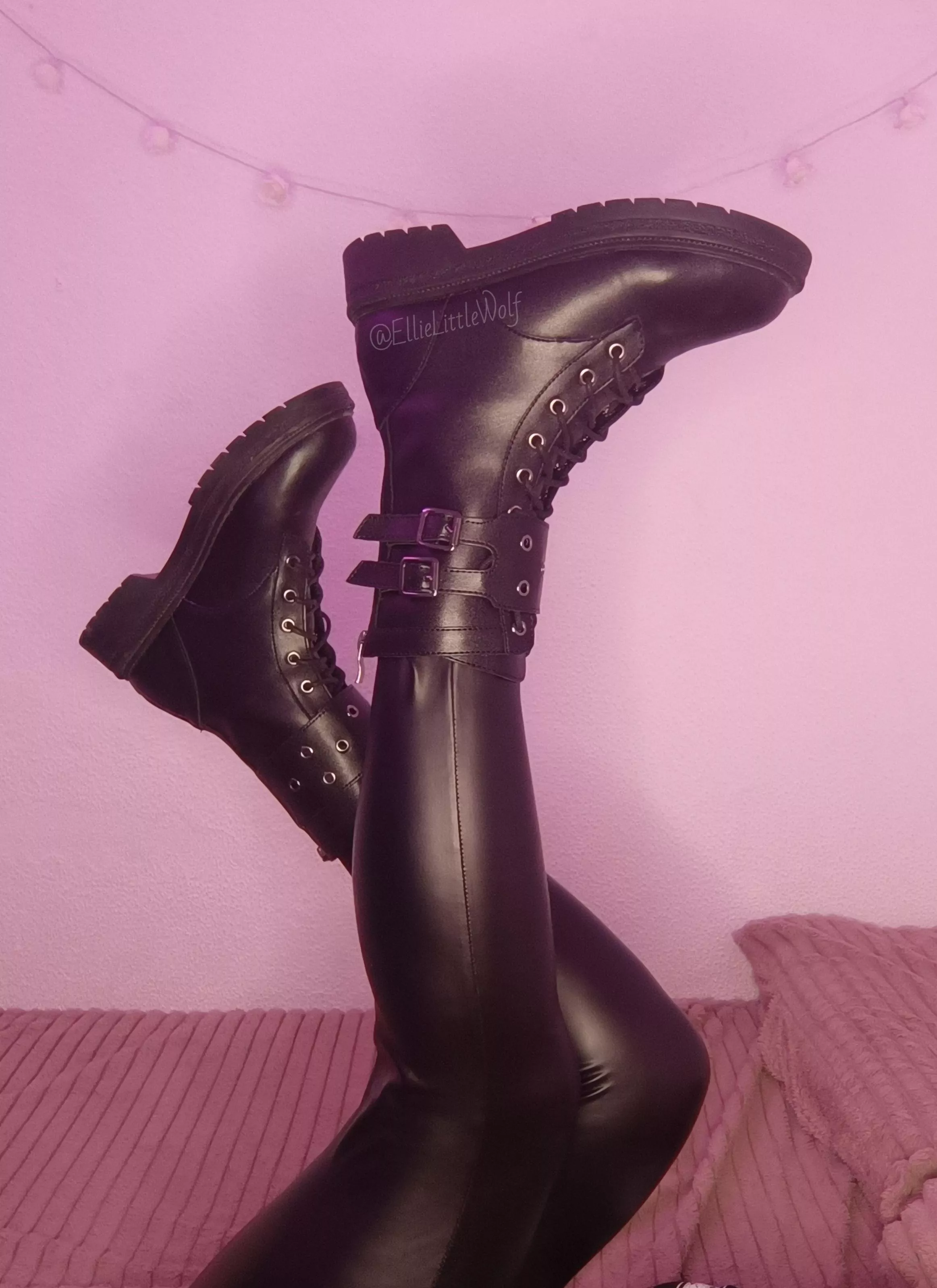 Leather enthusiasts unite! Ready to bond over our shared love for the material and all it has to offer 🧡👠🧡