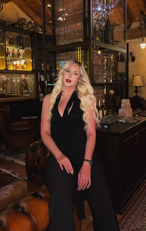 Nothing more sexy and classy than a black Dress... Do u agree?