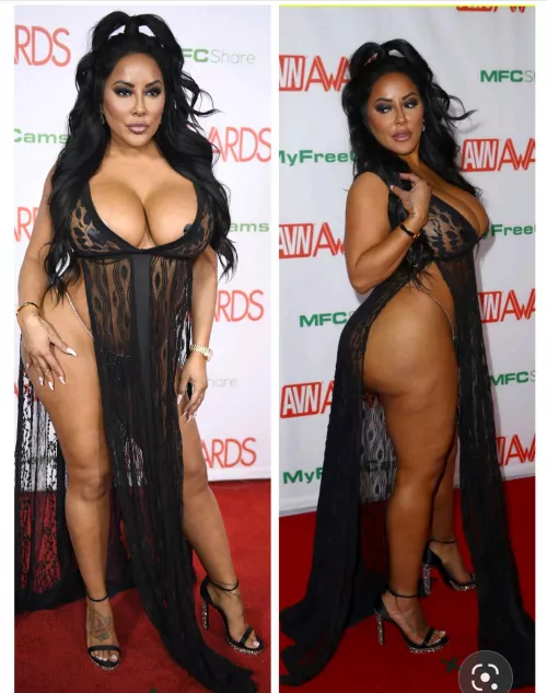 What u think about her outfit? 