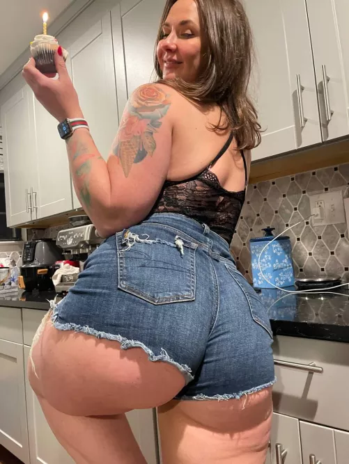 Would you be able to be a rommate of this milf?