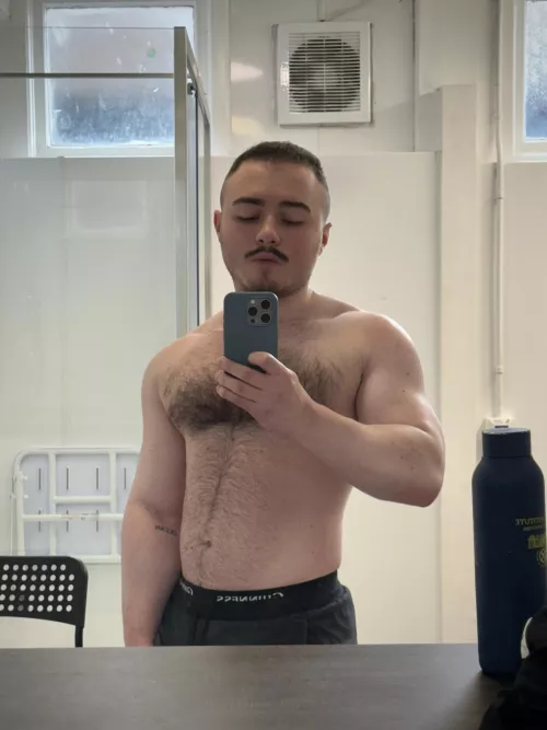 Back with a gym selfie of course 🏋️‍♂️