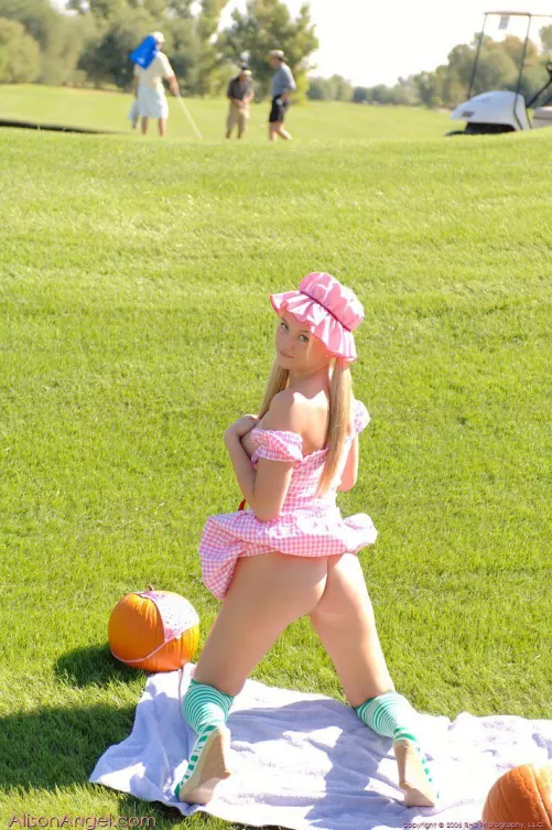 Imagine trying to sink a putt with this going on