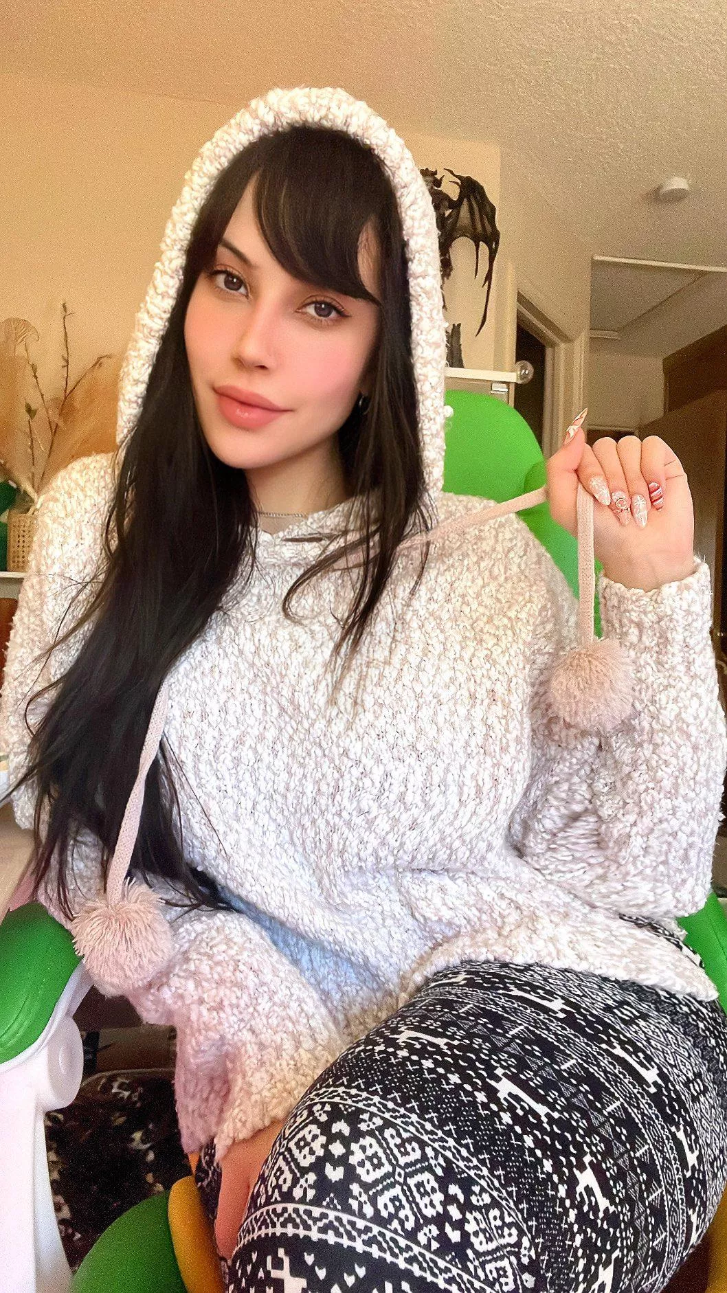 My chronic illness is kicking my ass today but this cute and cozy hoodie I thrifted arrived in the mail today so it cheered me up 🥰