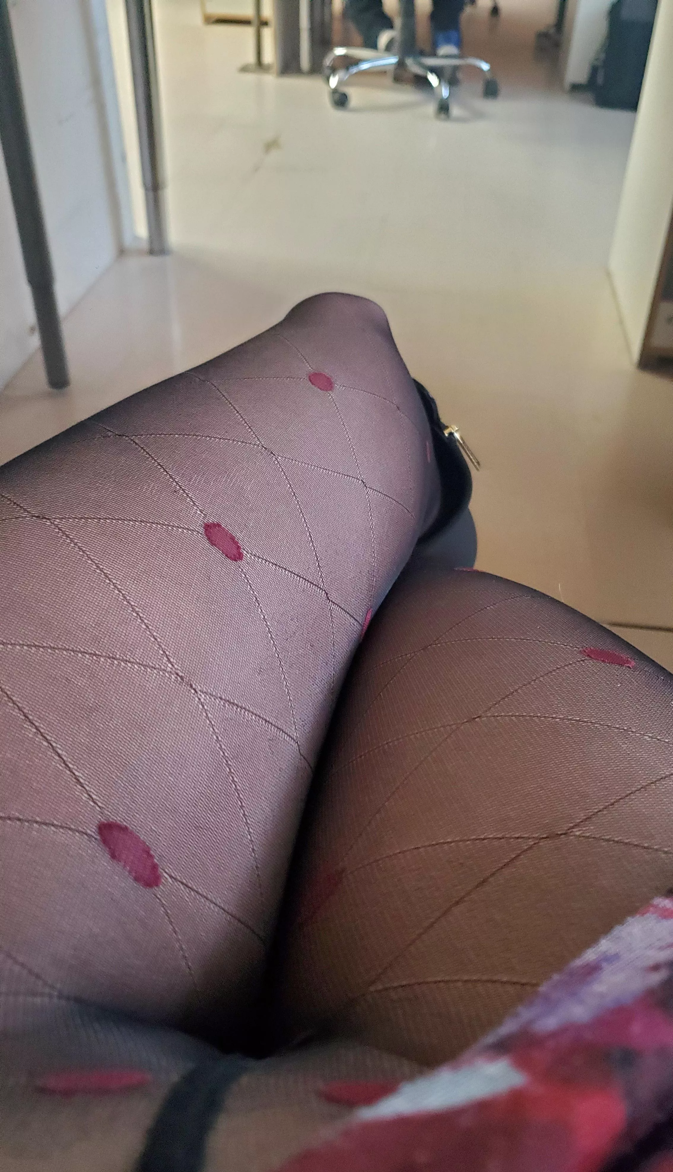 Under the desk crawlers allert.. let's make your Friday great again!