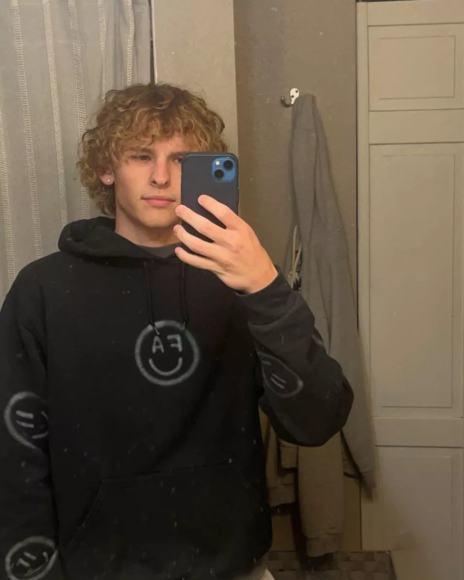 Who trying to watch their favorite A24 movie with me👀