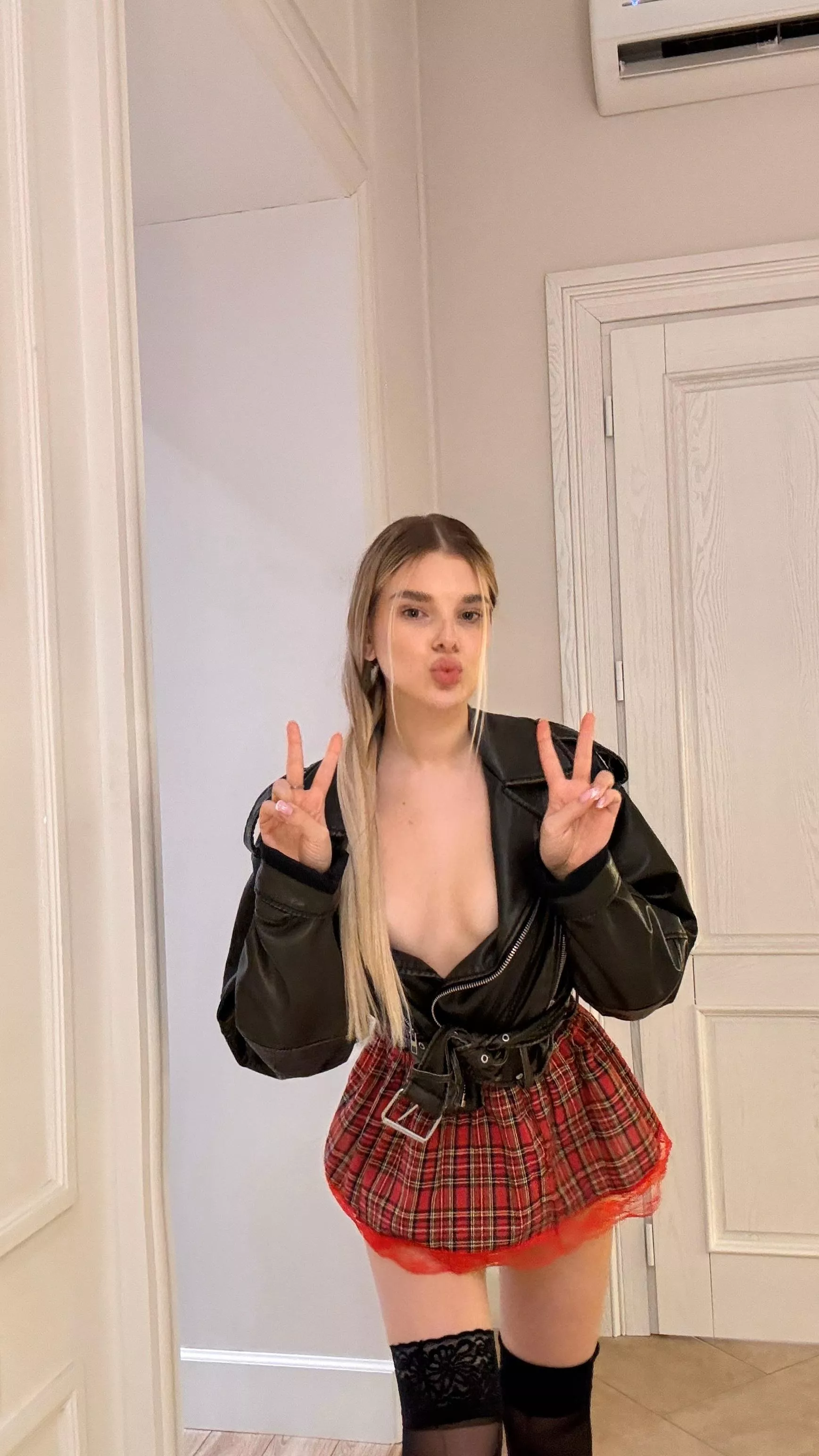 I signal you with kisses so that you don't drive past me.