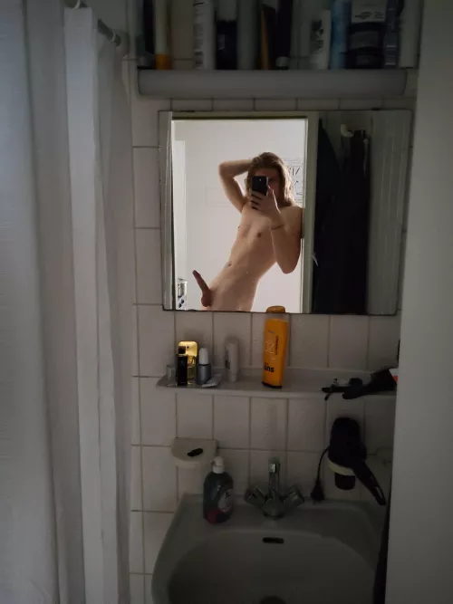 Imagen you suddenly see me in the mirror behind you. What would you do?