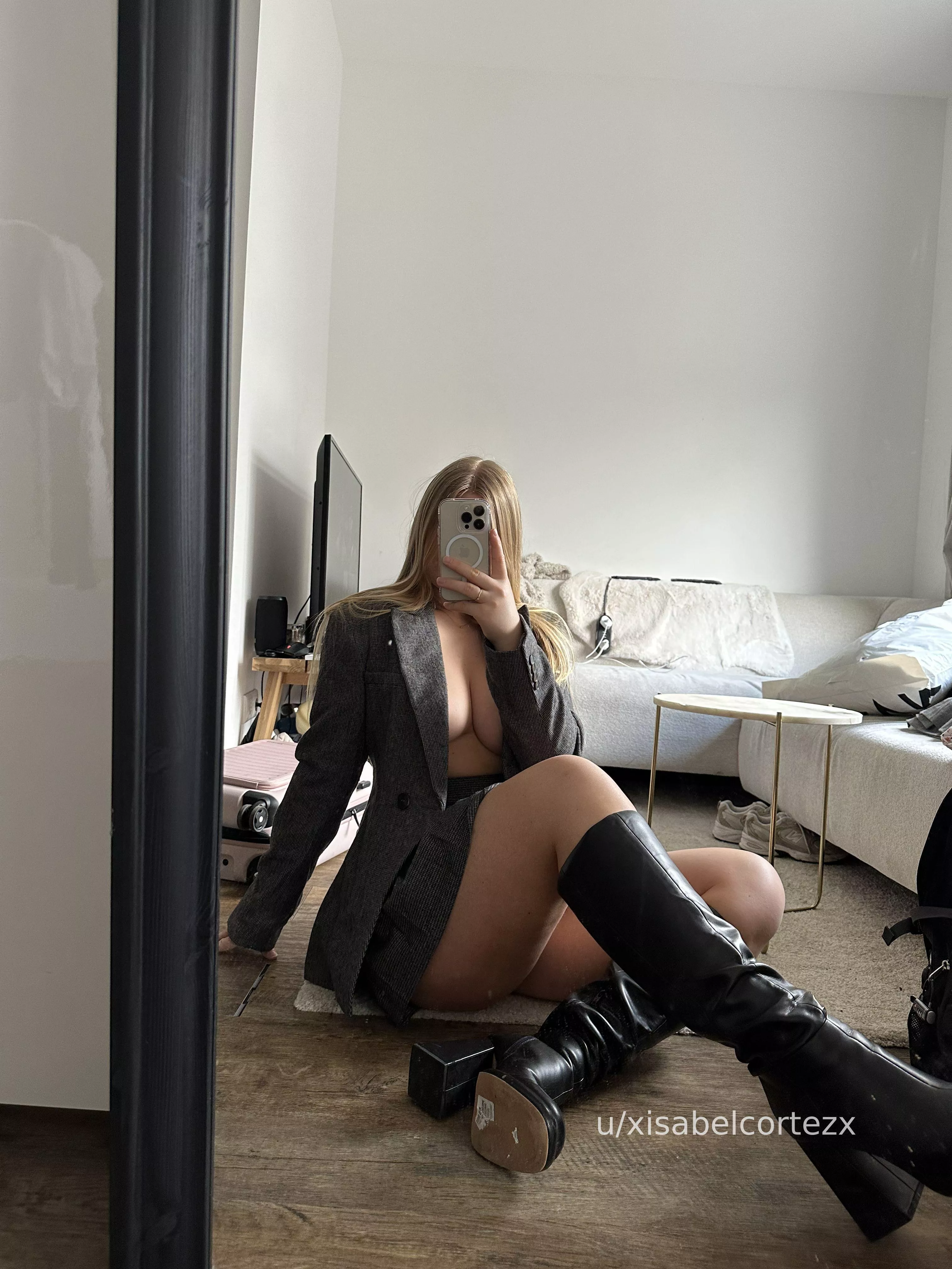 Spanish schoolgirl outfit & leather high heelt boots 🫶🏼