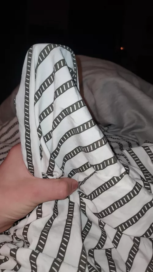 Who wants me to get naked rn and cum