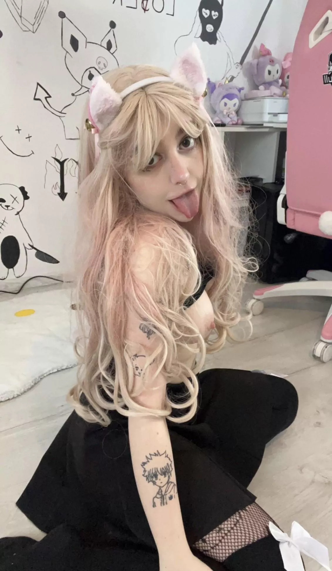 Would you let a goth girl explain One Piece lore to you be[f]ore fucking?