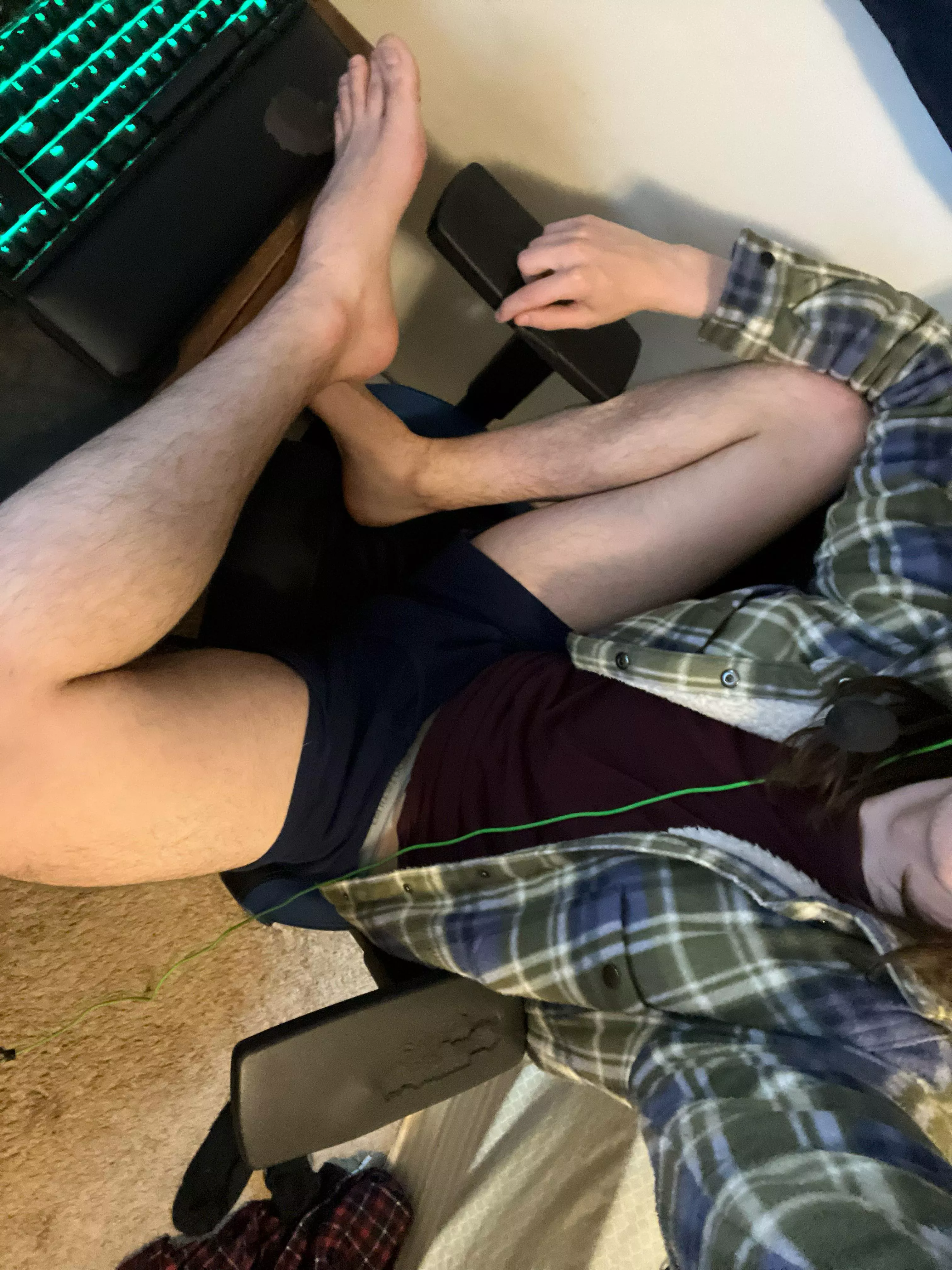 26 gamer here any bro that wats to chill long term and just have chill snaps hmu any age is cool, pref hairy hmu