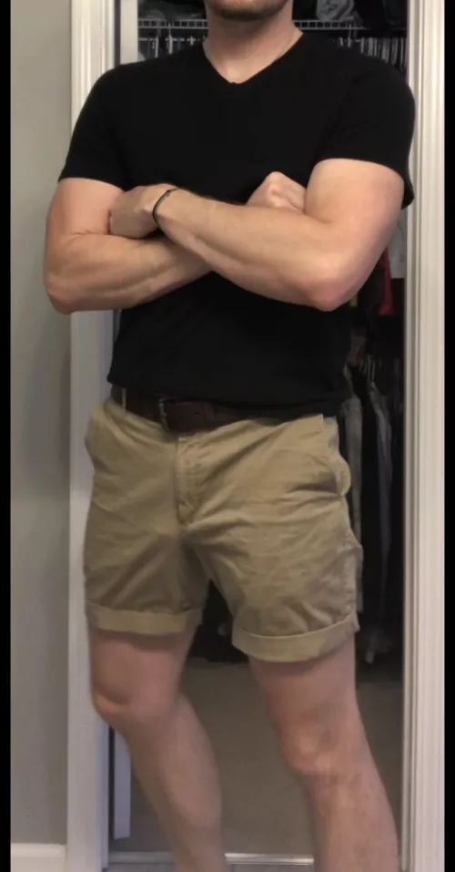 [32] Just your average everyday young dad next door who loves t shirt weather ☀️