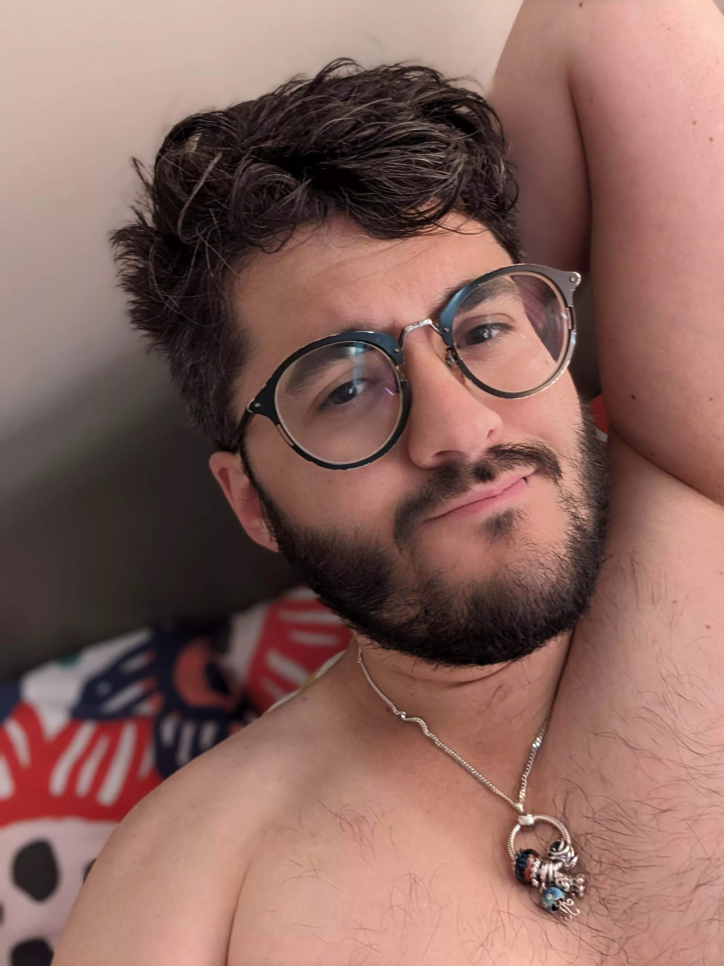 33 M UK currently hungover in bed, I'd love someone to text while I nurse myself better. Haha. Drop me a message 🥹