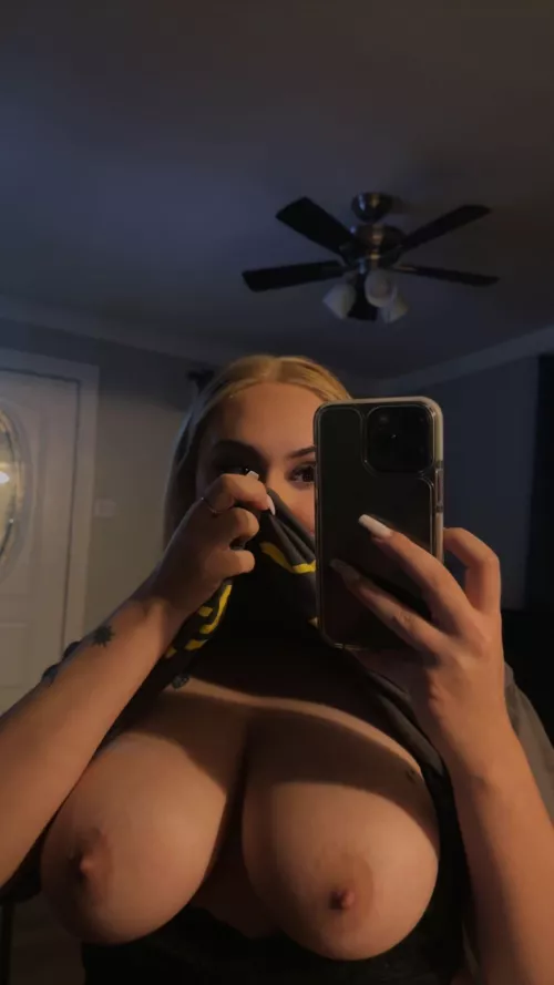 Big tits girl looking to have some fun. Message me on telegram vividuser100