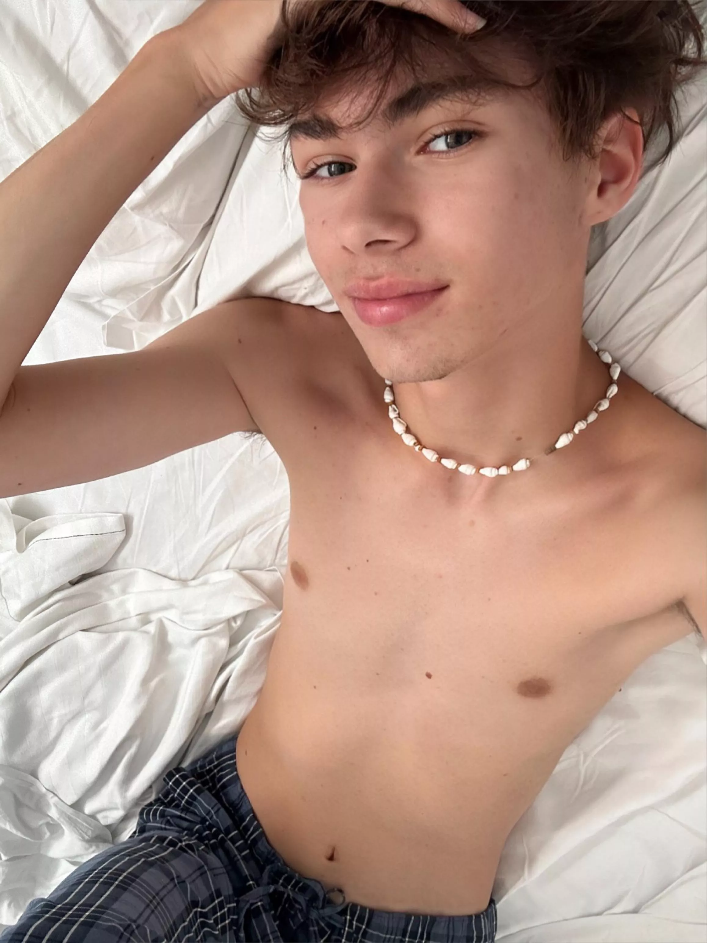 Do you find a 19yo125lbs guy with a slim body in tight trunk attractive?