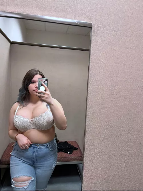 Don’t i look cute in this pic from a couple years ago?? 🥰🫶🏻