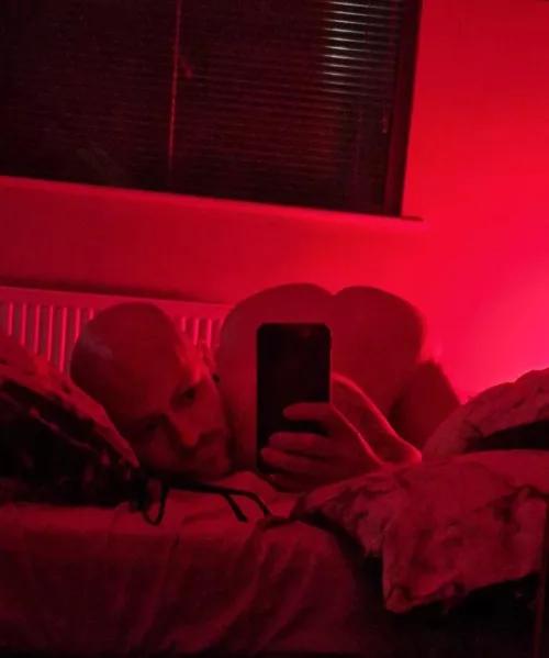 Slutty bubble butt daddy bottom. Love attention & to be exposed 😈