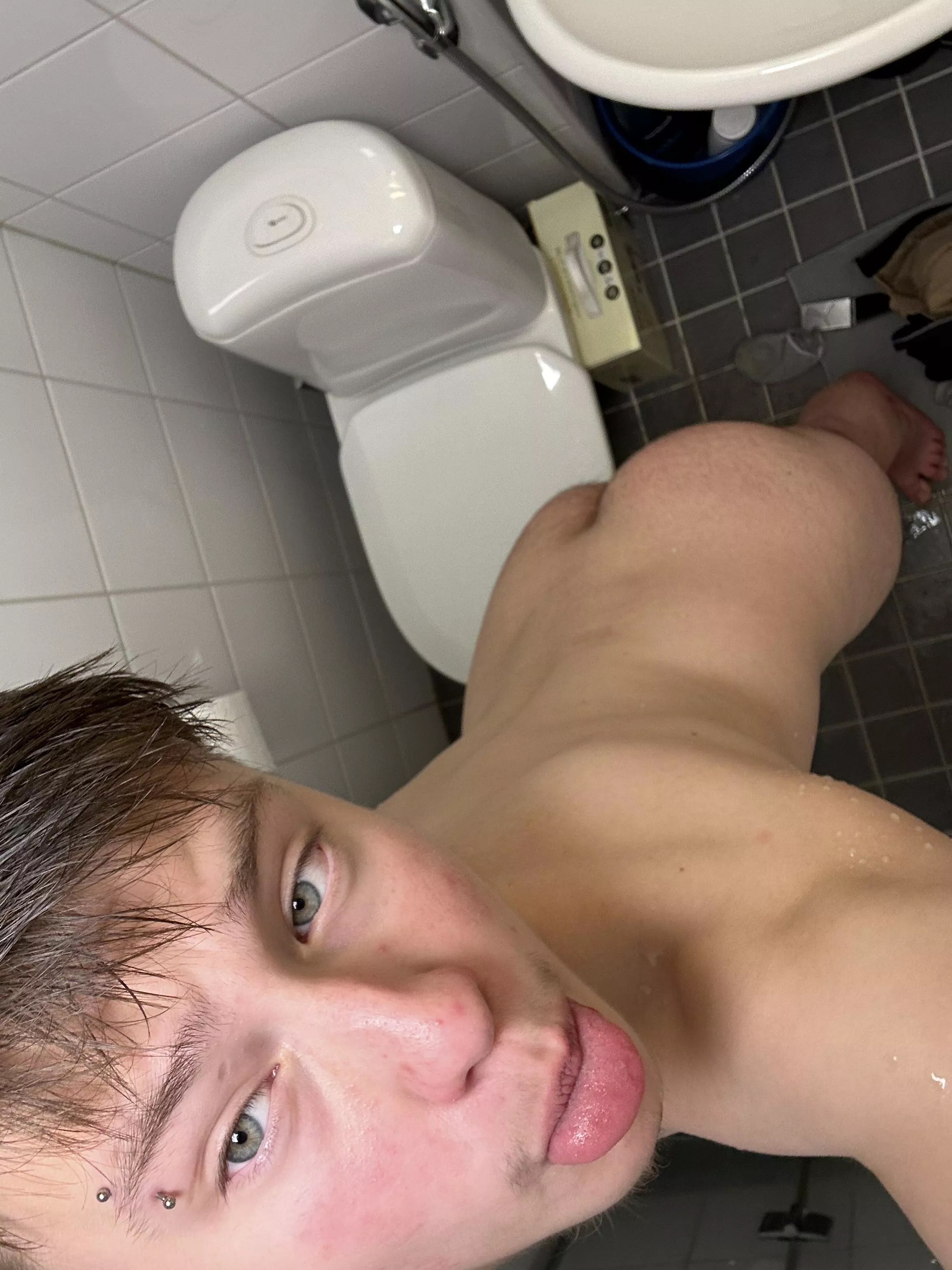 This little butt wants to be seen