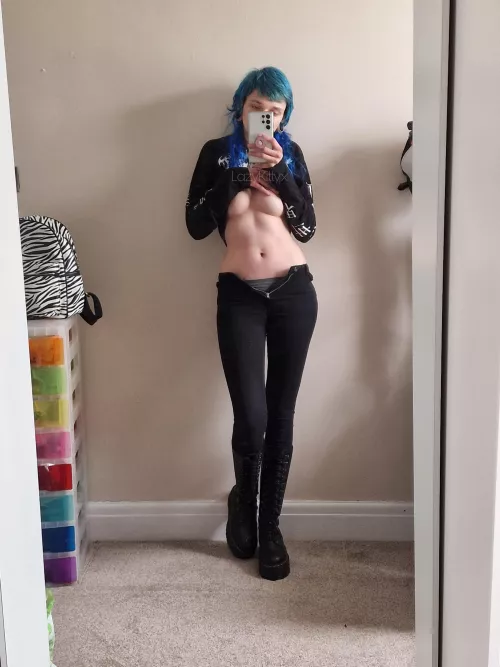 Underboob pics are the best tease 