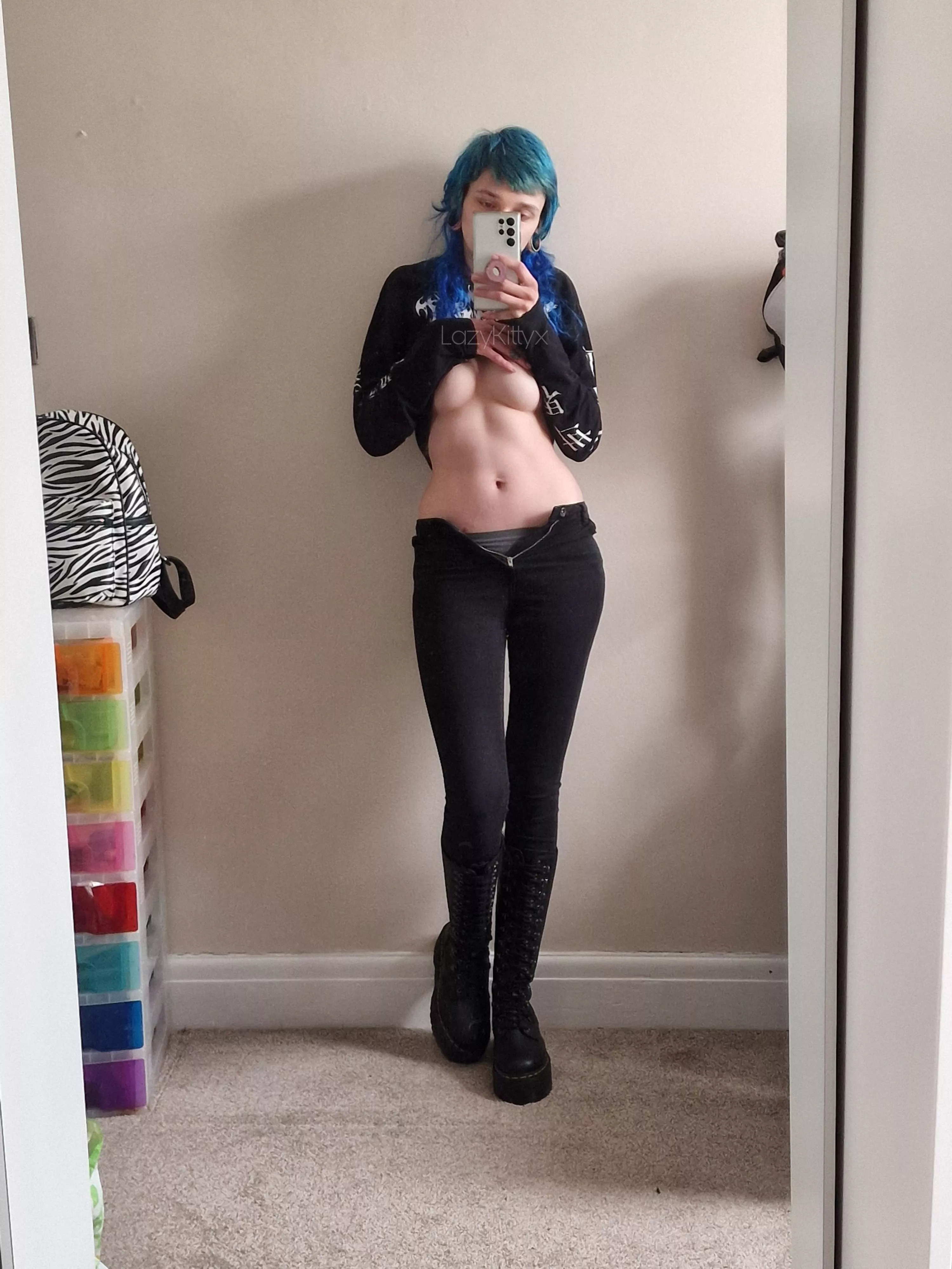 Underboob pics are the best tease 