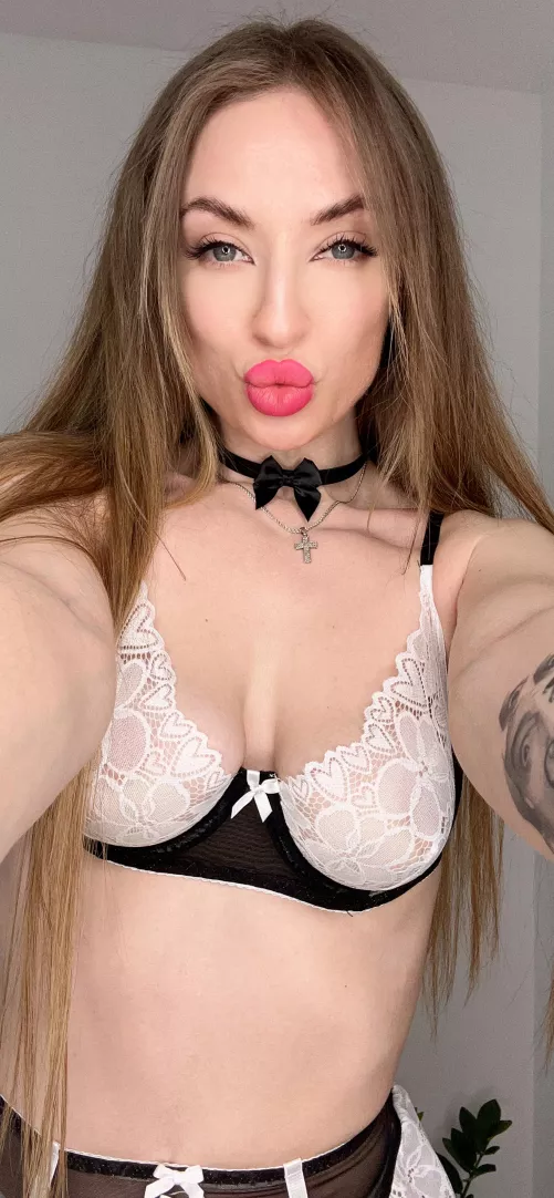 A kiss for those who love sinful girls
