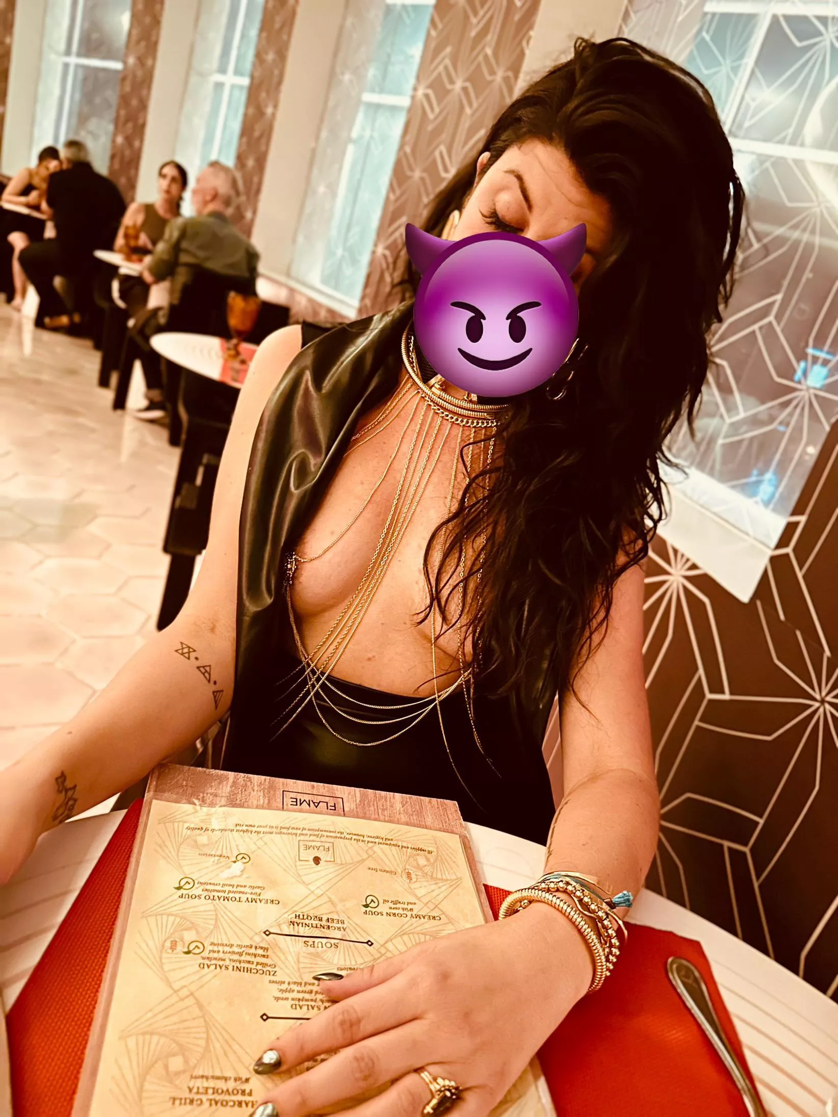 Dinner out, tits out! 💋