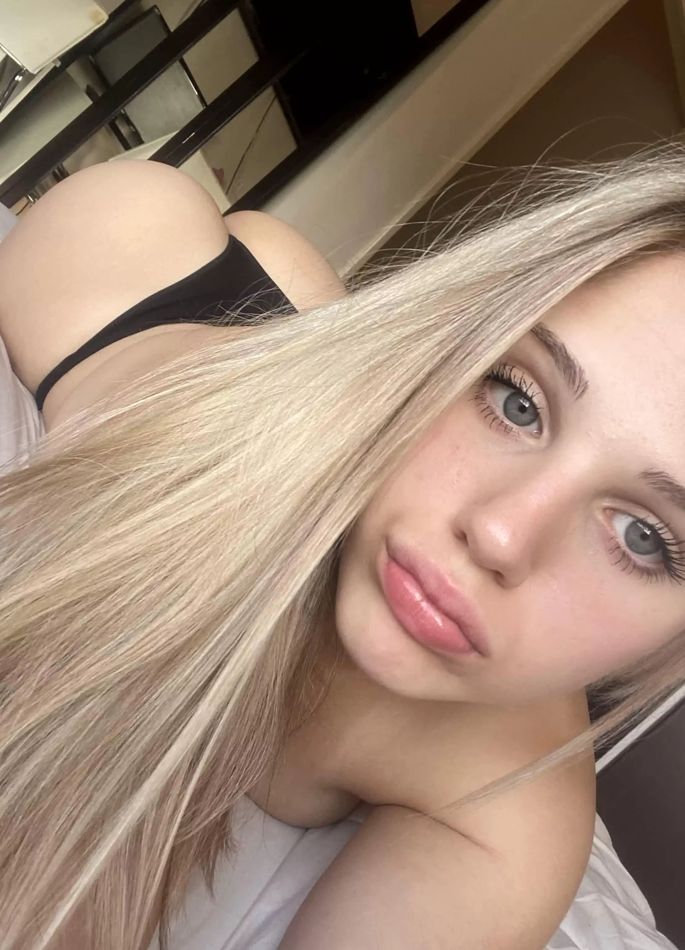 do older guys accept nudes on here? Y or N