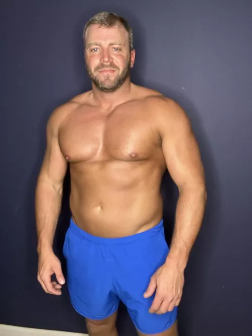 Heading to the gym! Anyone want to see post workout shower pic? [40]