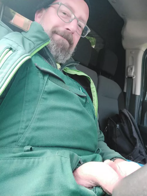 Horny at work , need help 😜