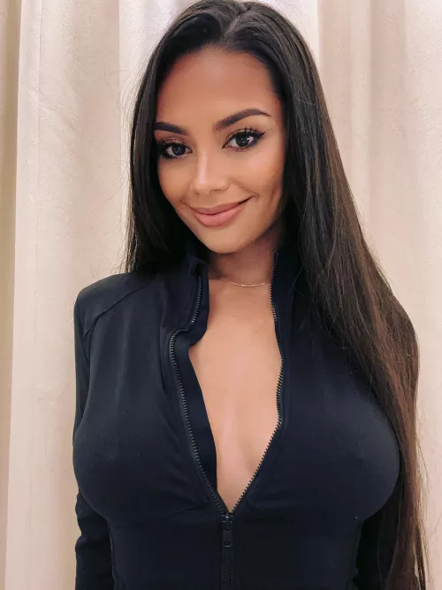 I don't wear bra, therefore I am happy