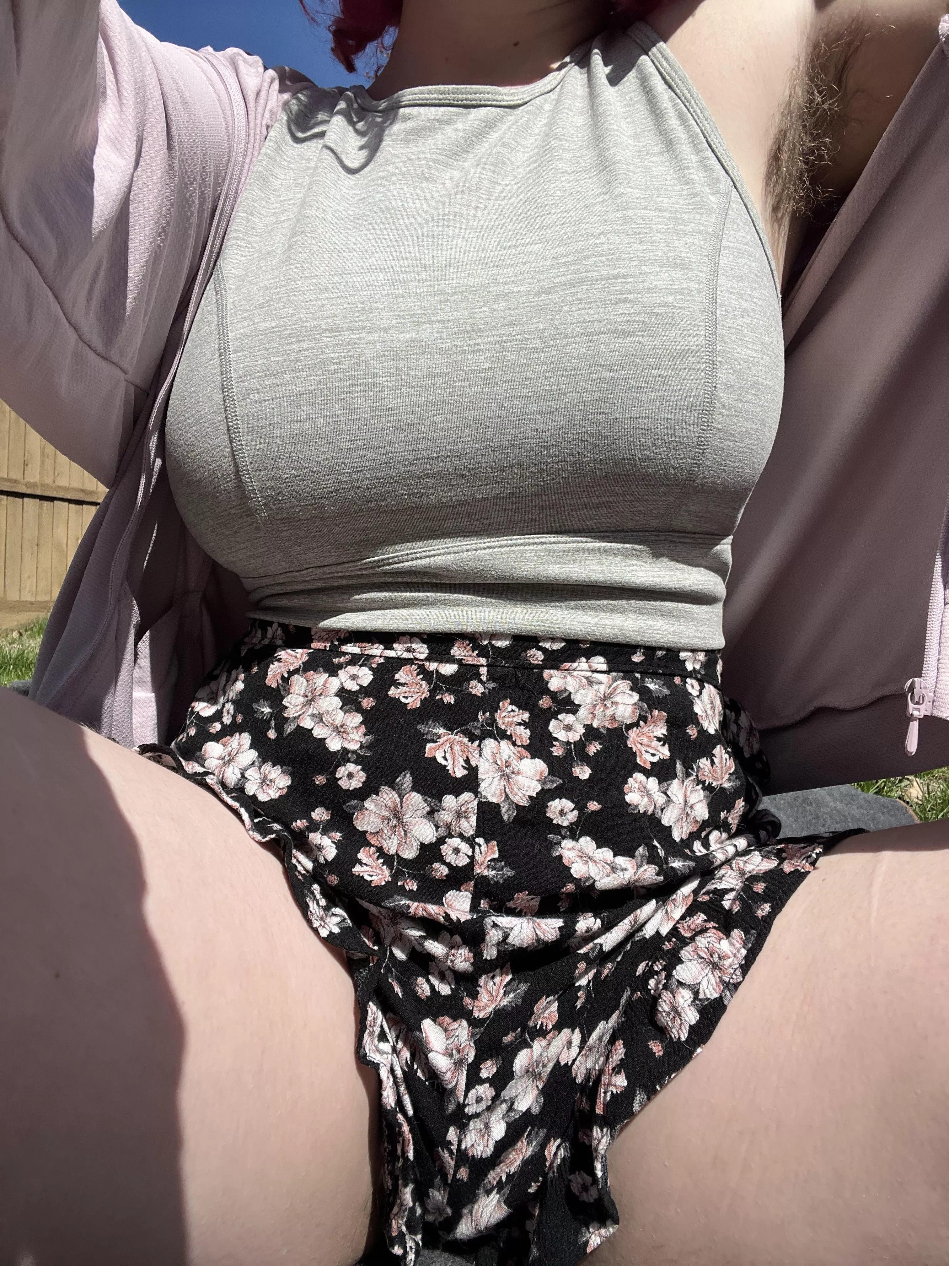 No outfit is complete without hairy armpits