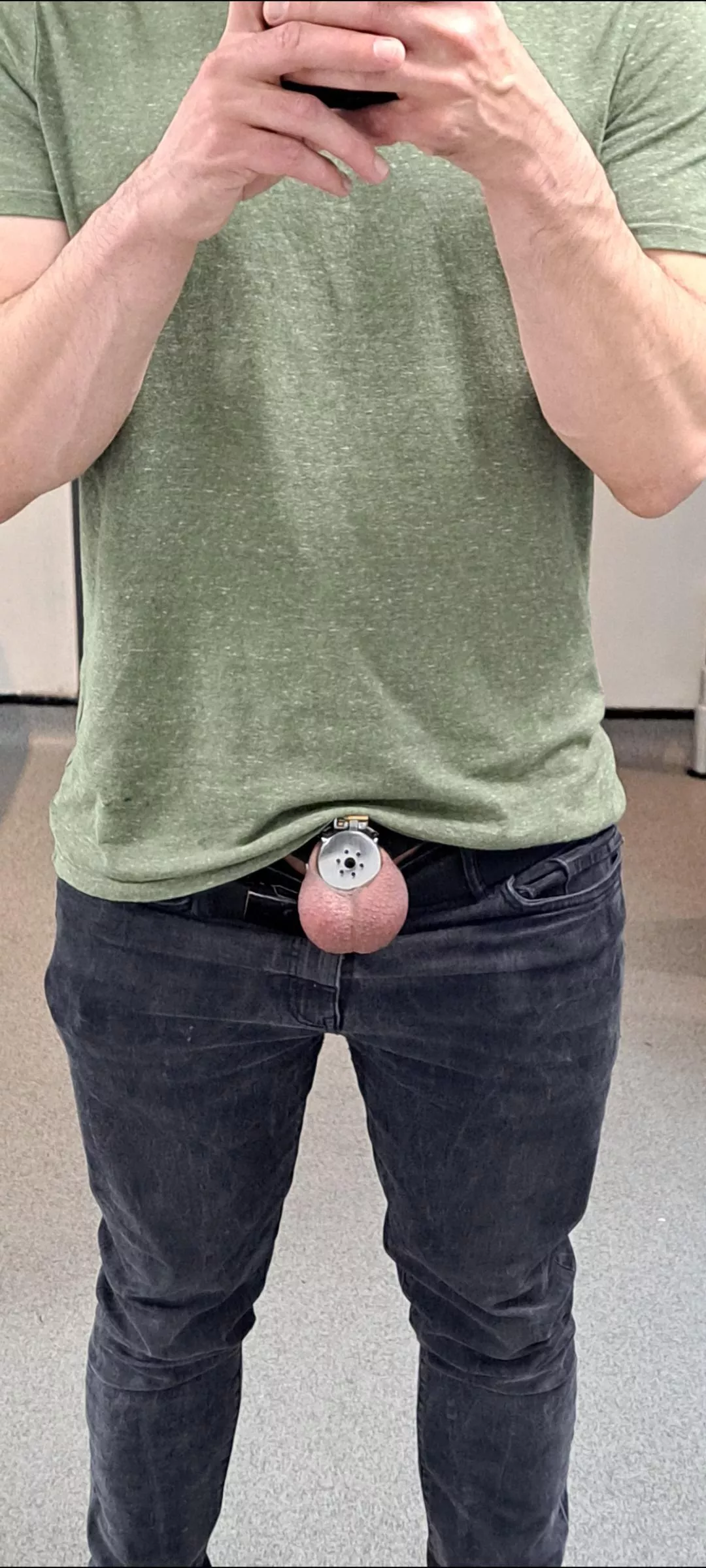 Quick pic in the gym changing rooms. If I go during off-peak times, I'll be sure to take the pic topless 😉