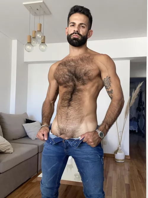 
Does hairless skin show muscle definition better? 