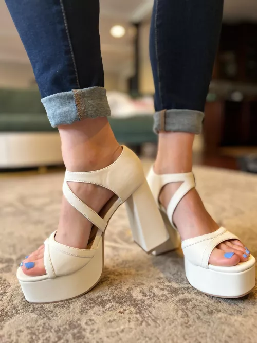 I’m already so tall but I just can’t resist these platforms 