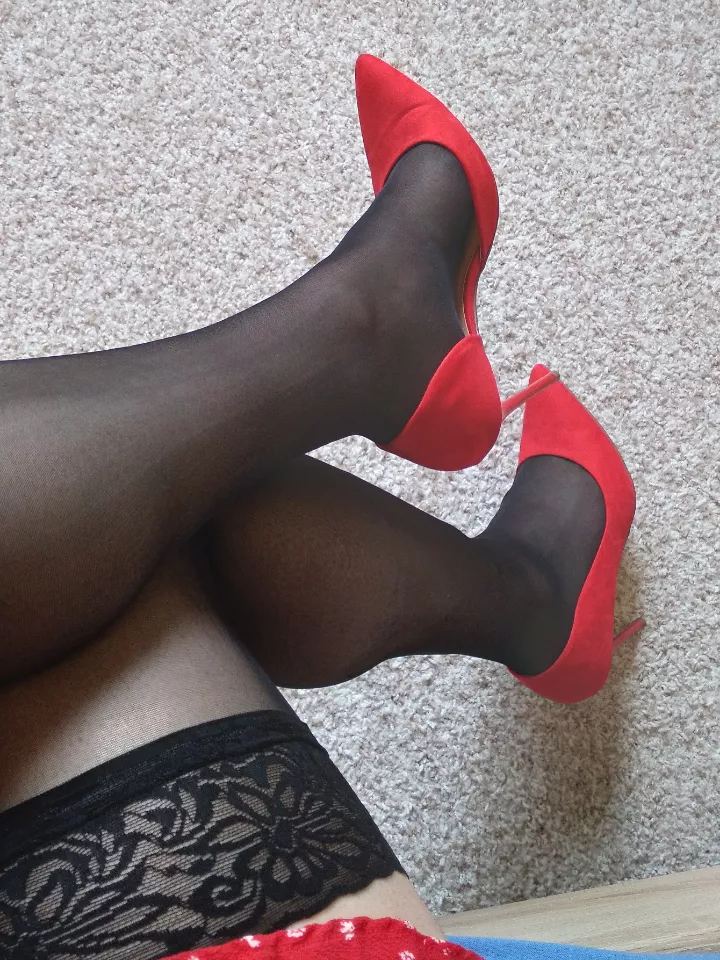 Red and black combination is a best 💘👠👠