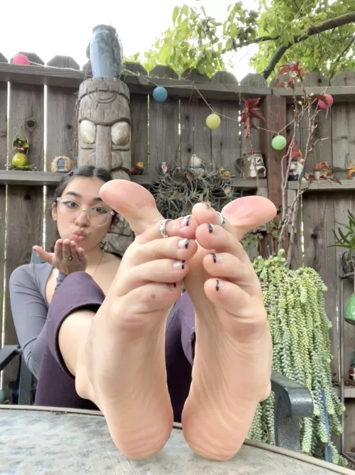 blowing you a kiss 💜 would you catch it? :)