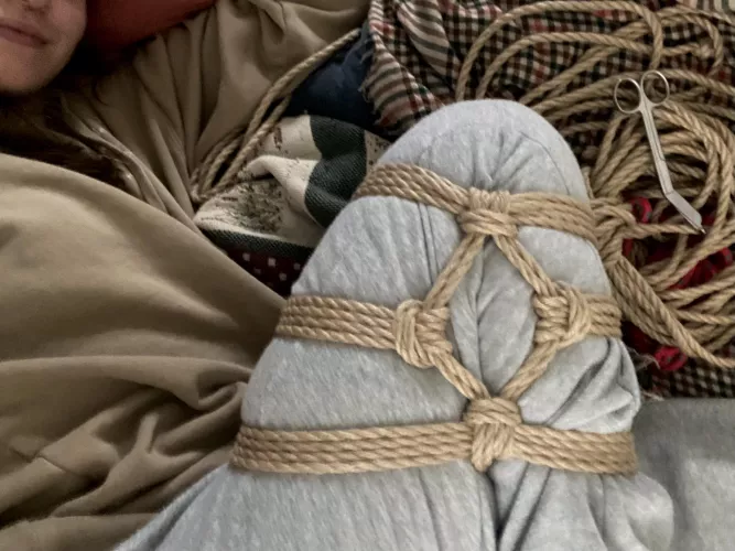 Hi! I did this cozy tie a couple weeks ago from a YT tutorial, but I’ve lost the link! Anyone recognize it?