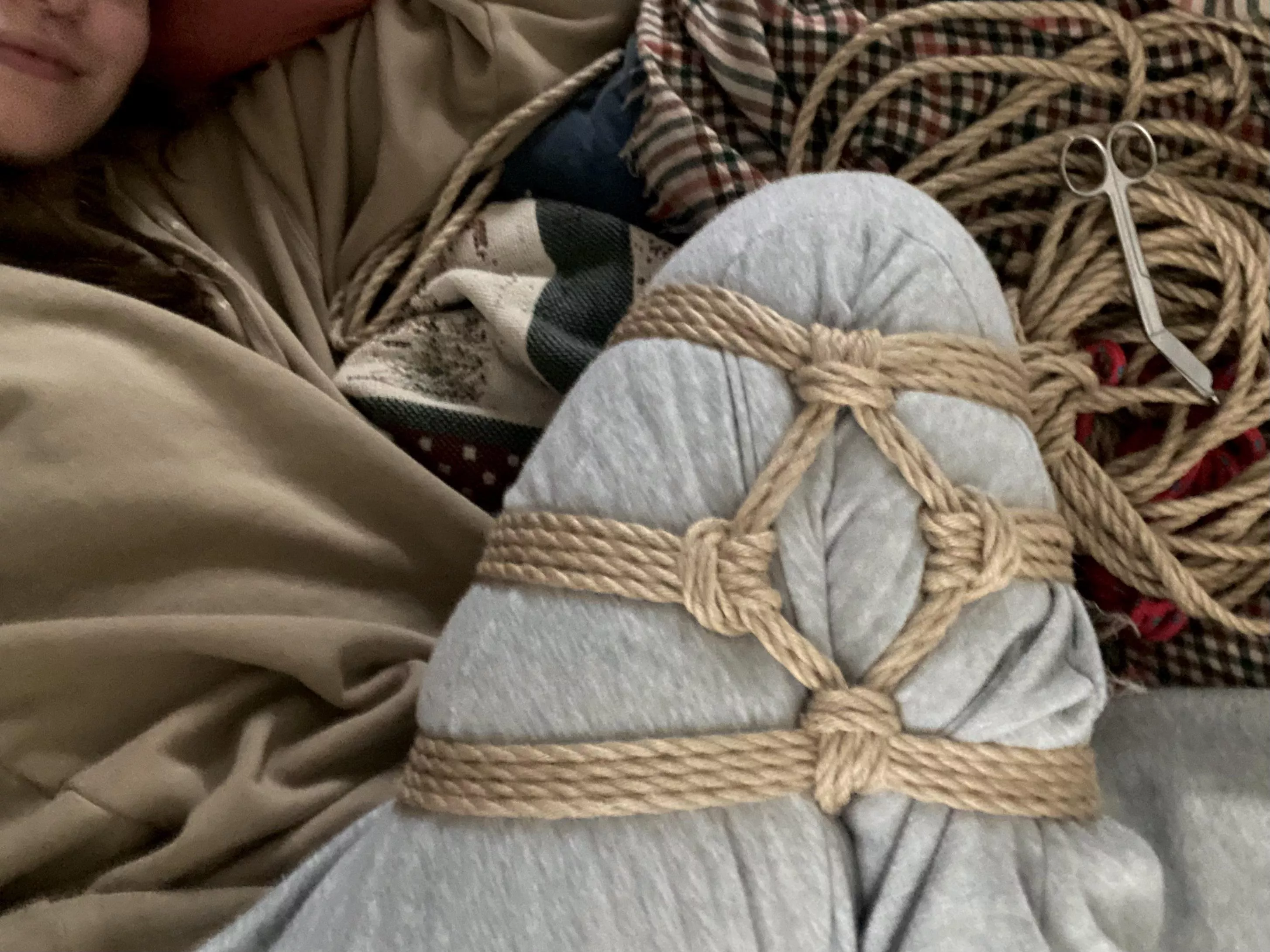 Hi! I did this cozy tie a couple weeks ago from a YT tutorial, but I’ve lost the link! Anyone recognize it?