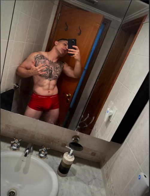 It's not the best pic, but i think my bulge looks huge 🙈😝