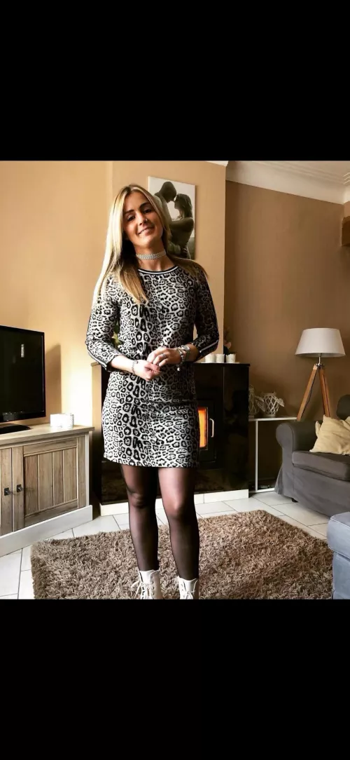 Who wants to see those legs spread? 😈