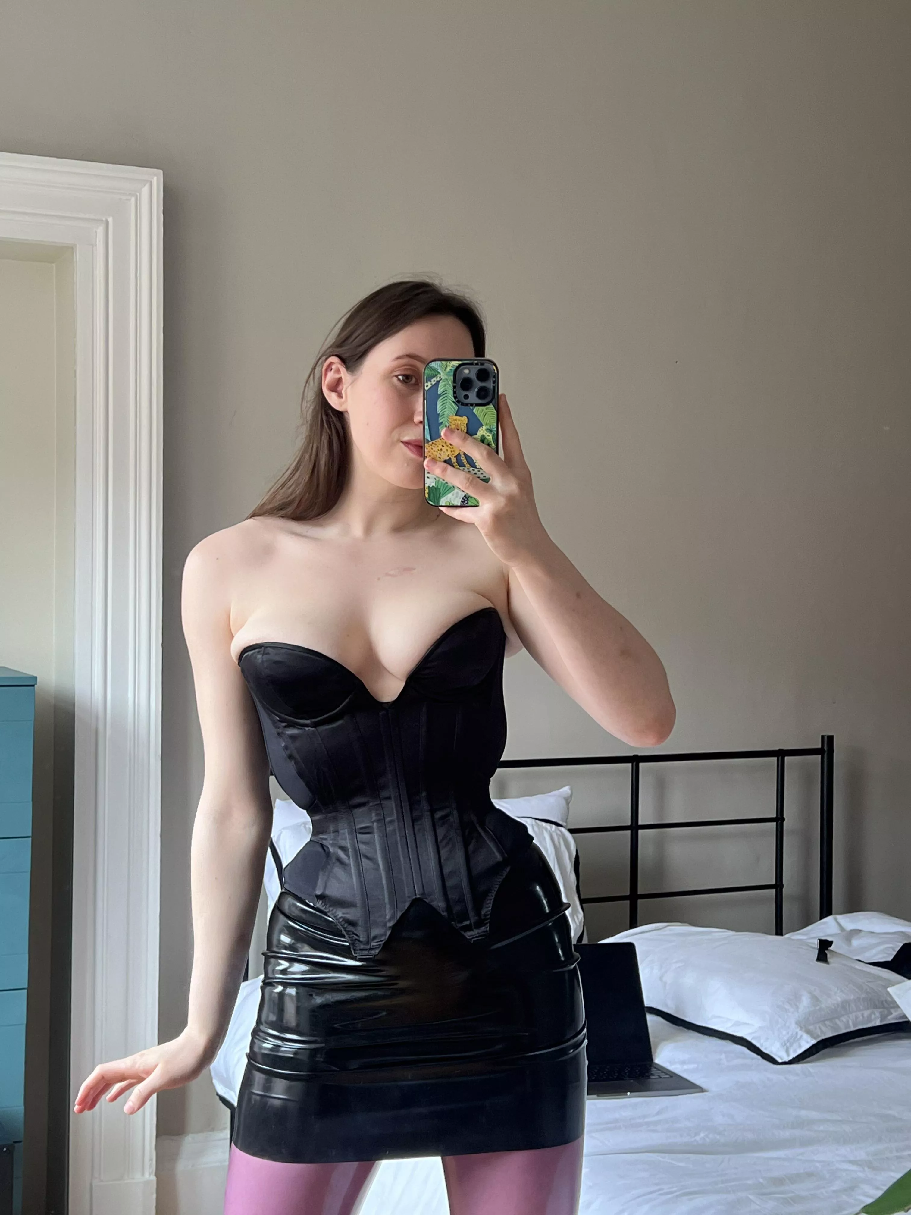 Latex and corsets bring out my inner seductress.  I want to tease you until you beg 💕