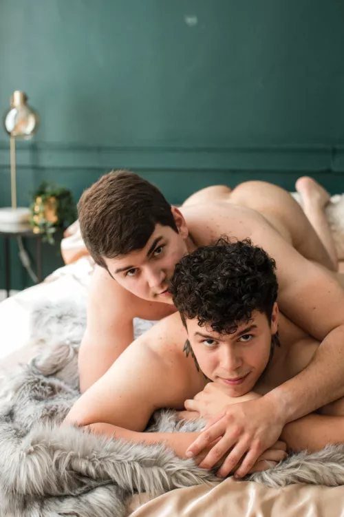 Threesome?? :3 💗💗