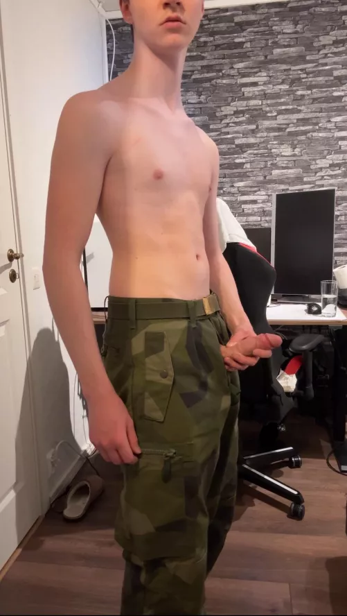 [18] Get down on your knees😈