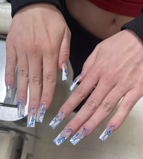 Complimented a customer’s nails and she let me take a pic 💙🌸🤍