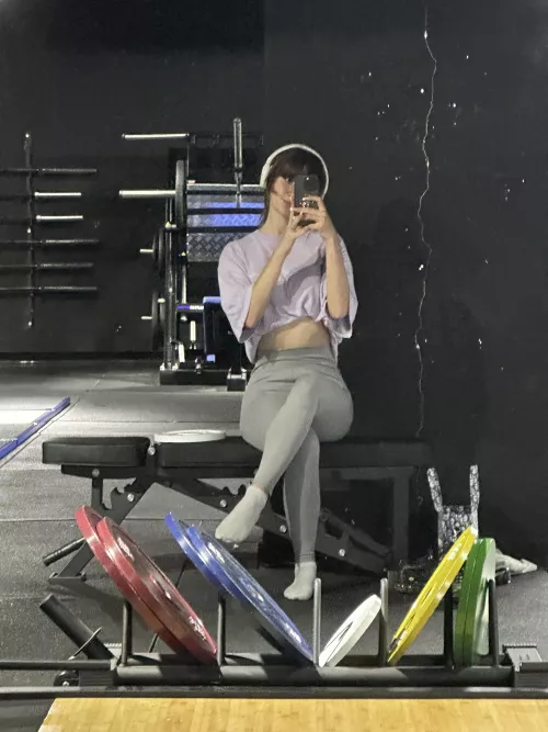 I wonder what’s the first thing that comes into your mind when you see me at the gym (f)