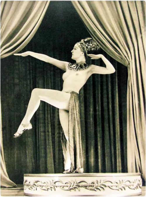Folies performer