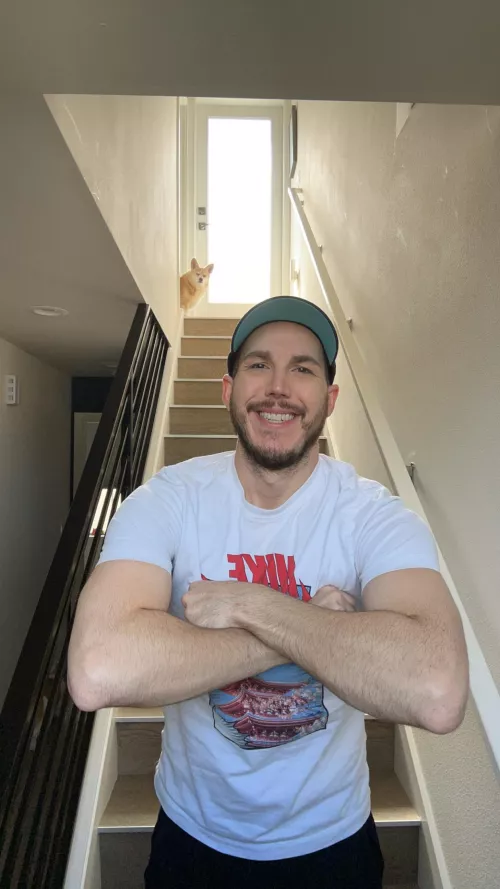 Senior citizen decided to photobomb