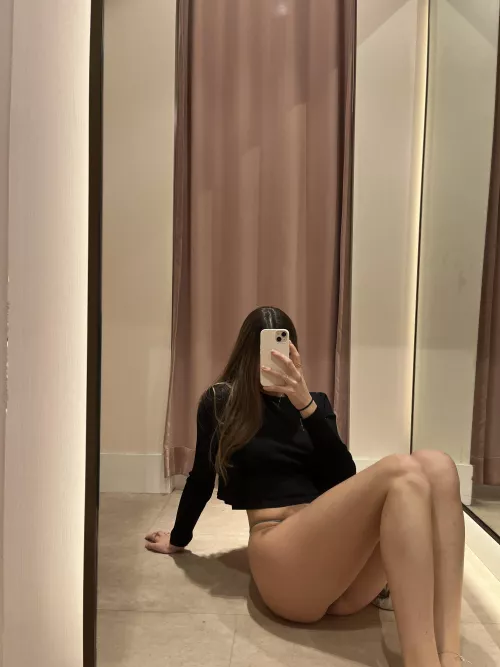 The lighting in the changing room makes me wanna take pictures like this