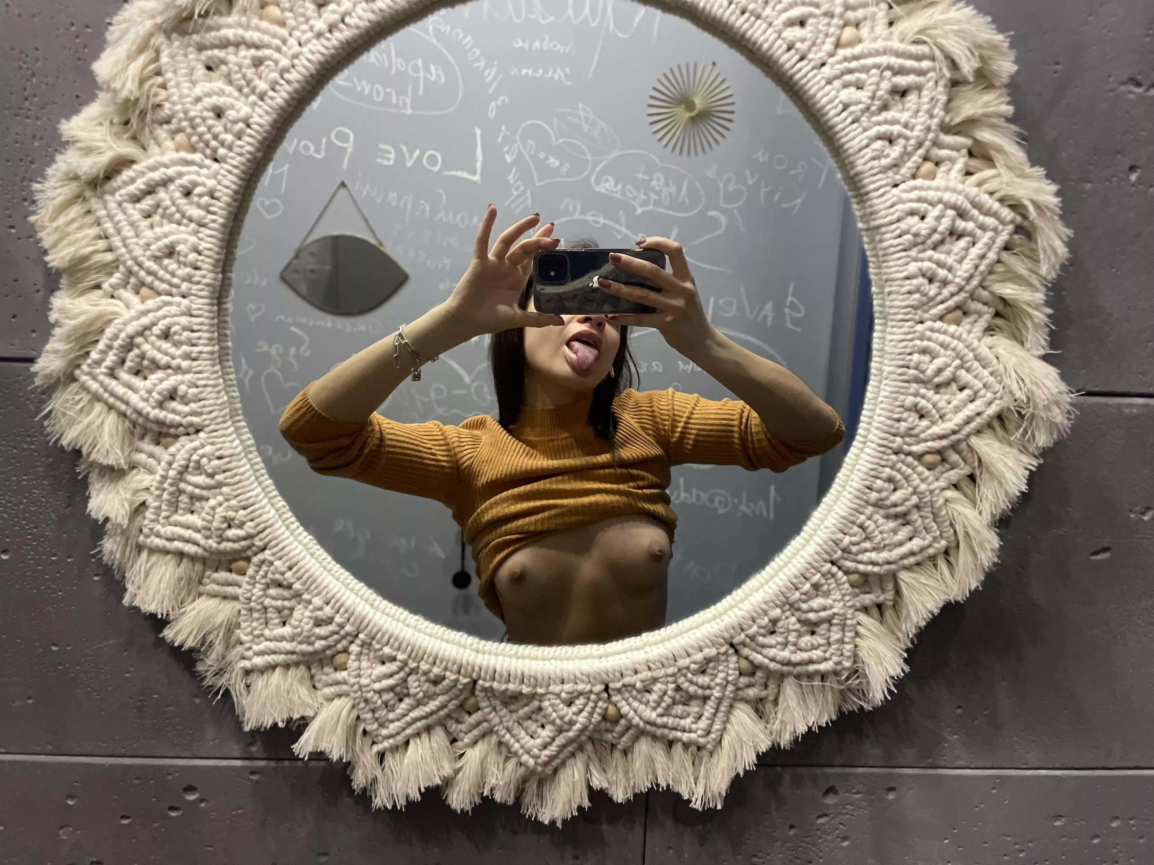 There is poor ventilation in the coffee toilet, it gets too hot