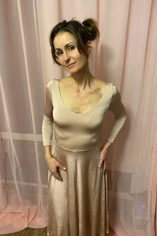 This dress blends very well with my body and that's good.